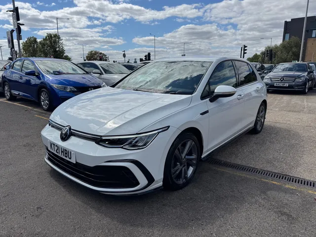2021 Volkswagen Golf — photo 2