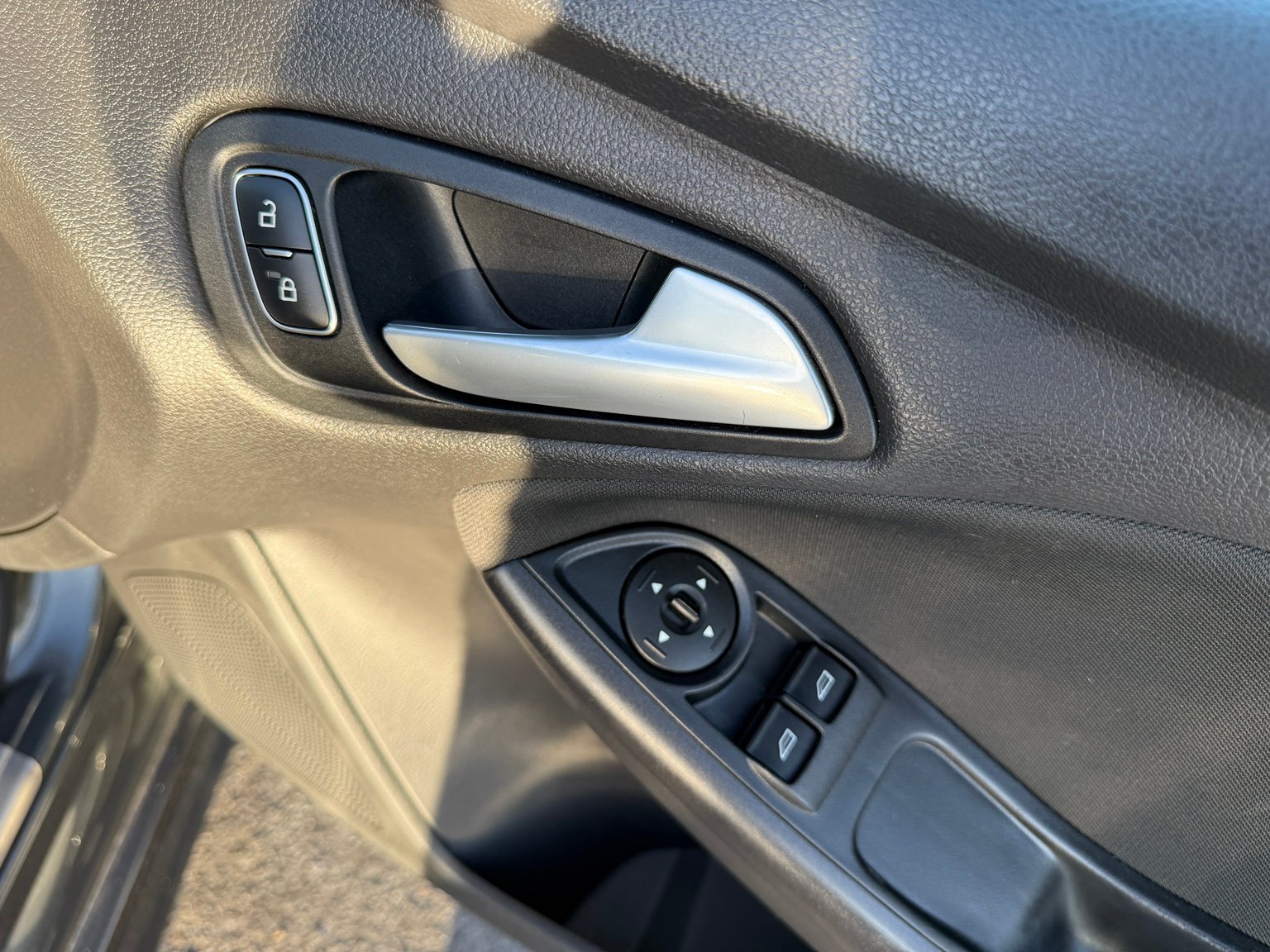 2016 Ford Focus thumbnail 16