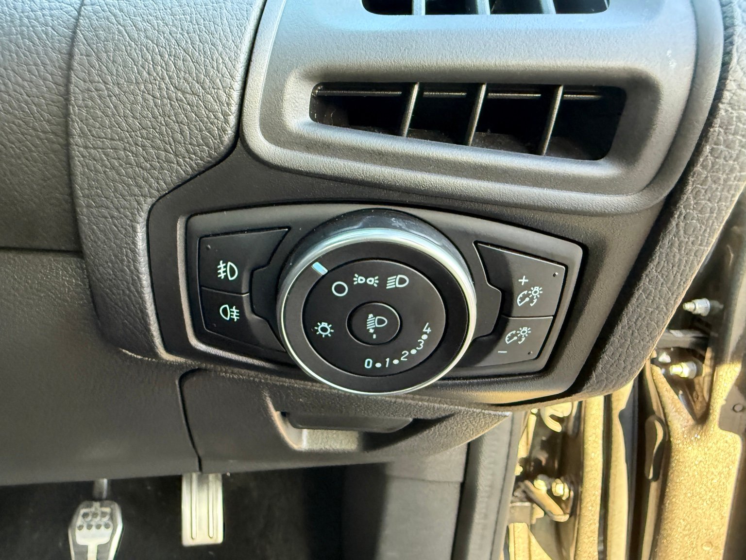 2016 Ford Focus thumbnail 19