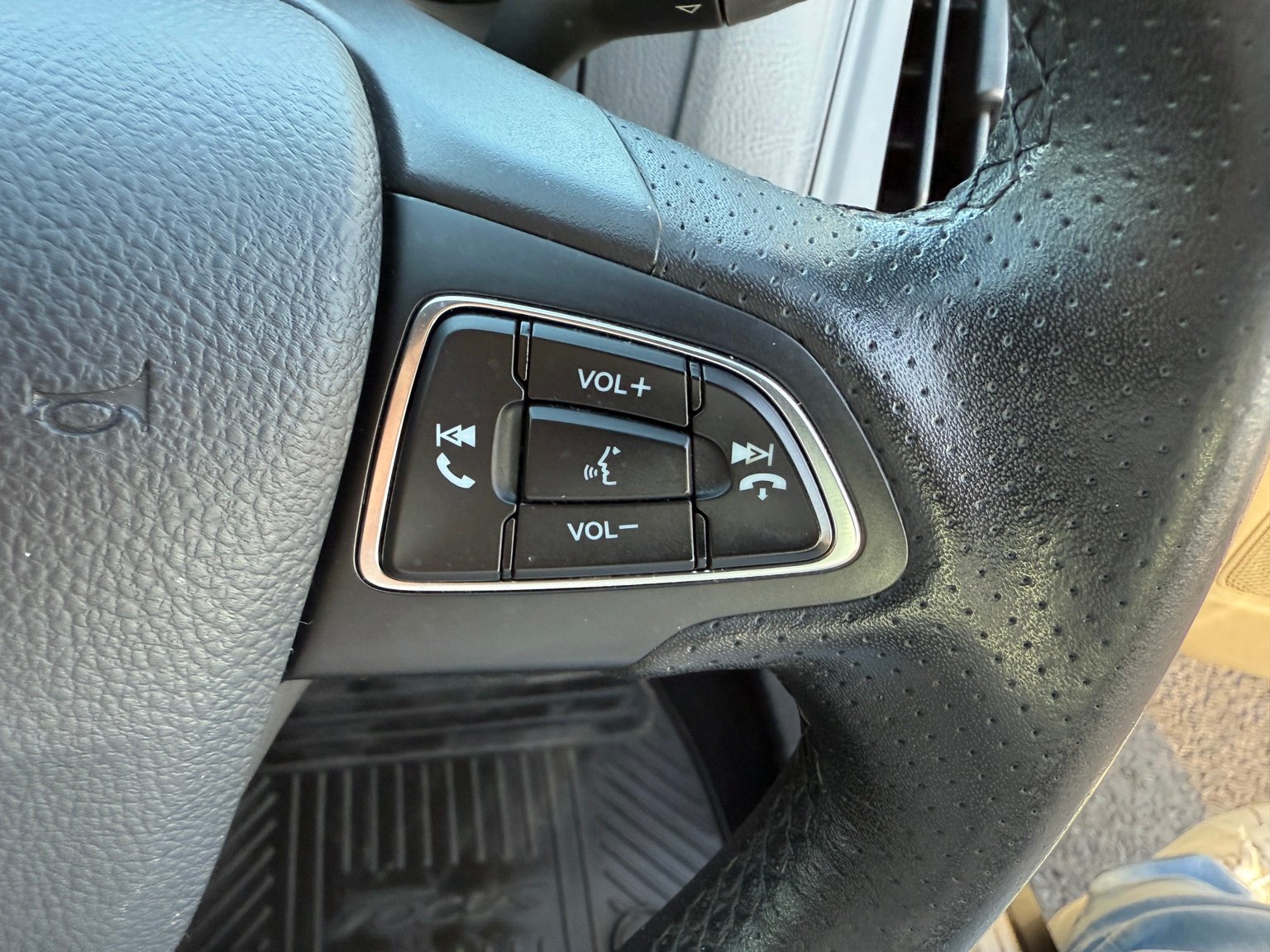 2016 Ford Focus thumbnail 27
