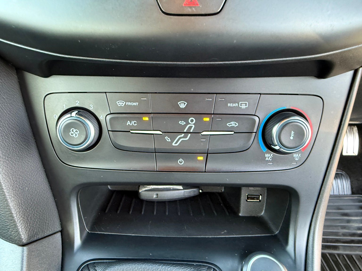 2016 Ford Focus thumbnail 30