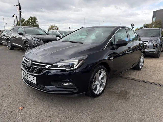 2019 Vauxhall Astra — photo 2