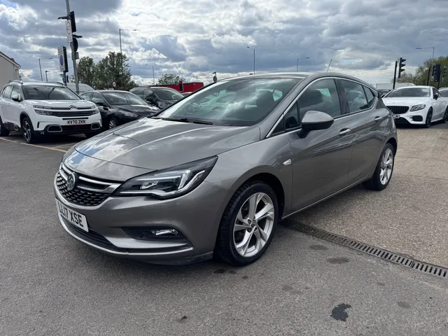 2017 Vauxhall Astra — photo 2