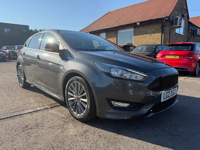 2018 Ford Focus — photo 2