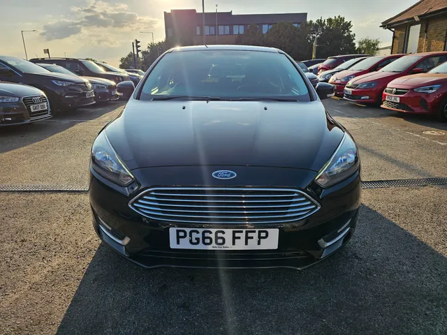 2017 Ford Focus — photo 2