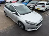 2017 Ford Focus thumbnail 2
