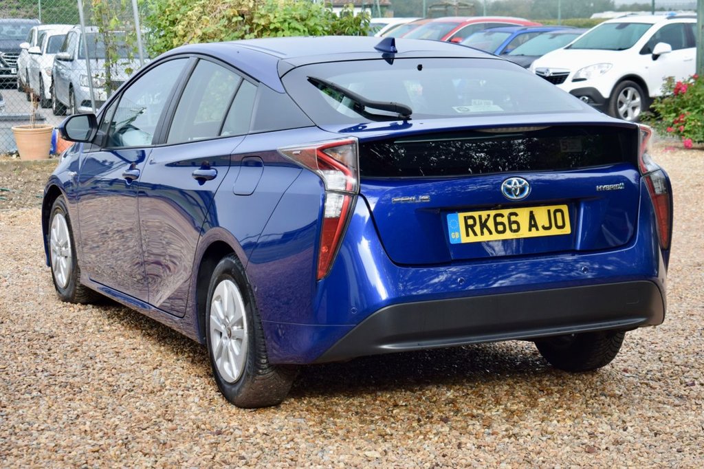2016 Toyota Prius thumbnail 4