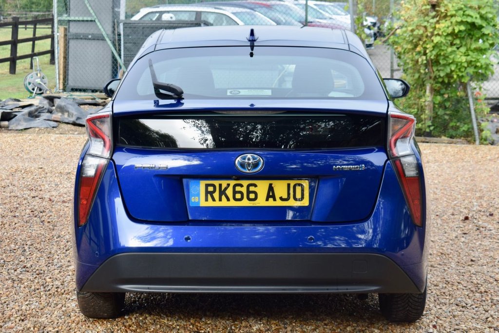 2016 Toyota Prius thumbnail 5