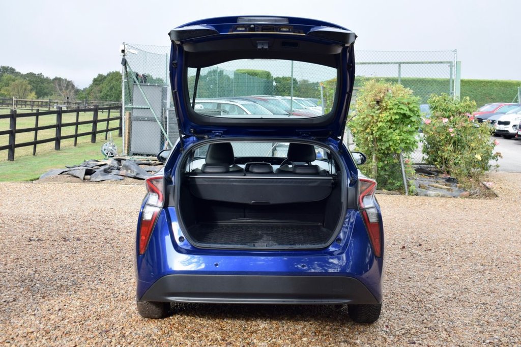 2016 Toyota Prius thumbnail 8
