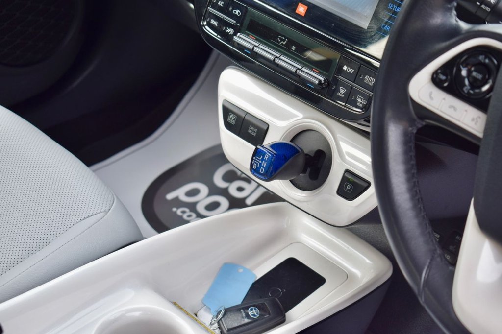 2016 Toyota Prius thumbnail 16