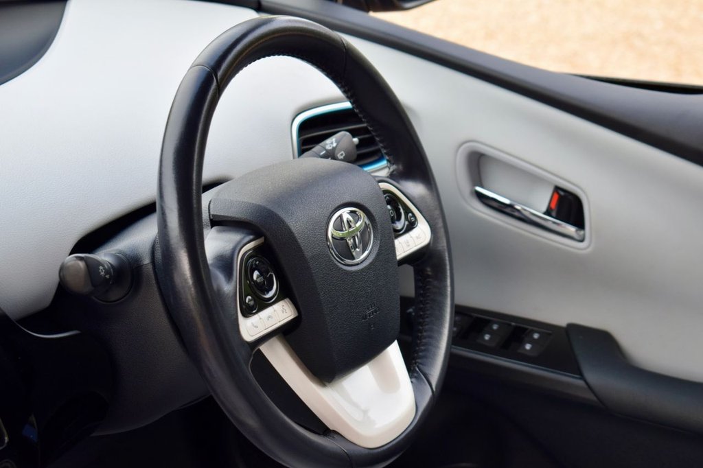 2016 Toyota Prius thumbnail 29