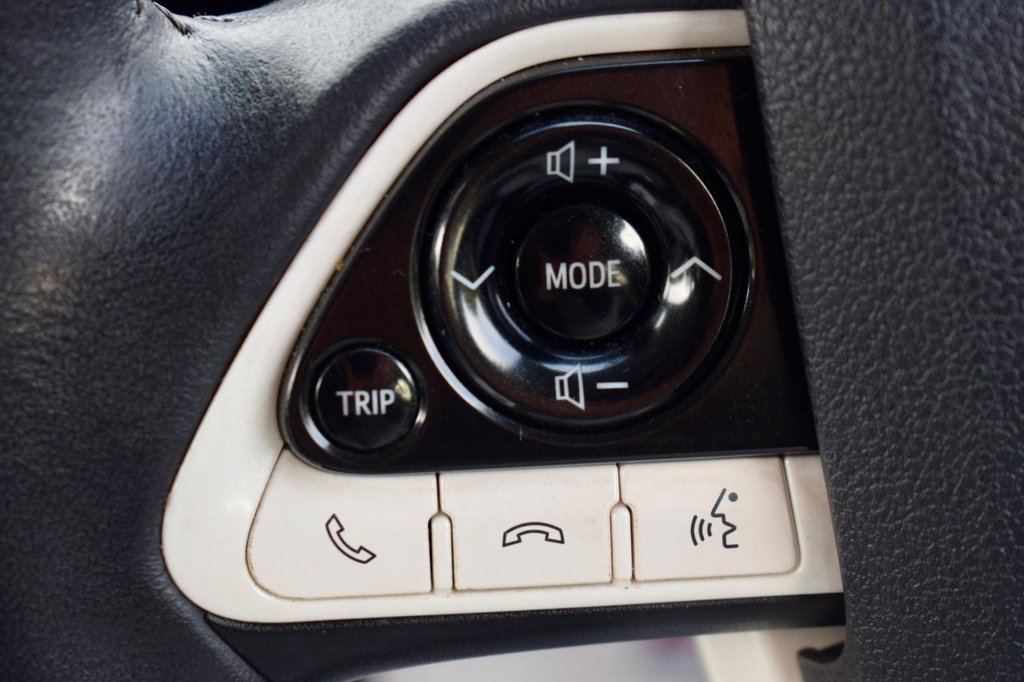 2016 Toyota Prius thumbnail 32
