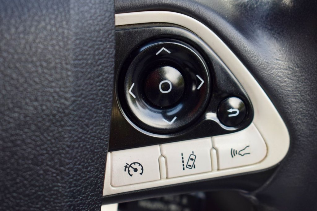 2016 Toyota Prius thumbnail 33