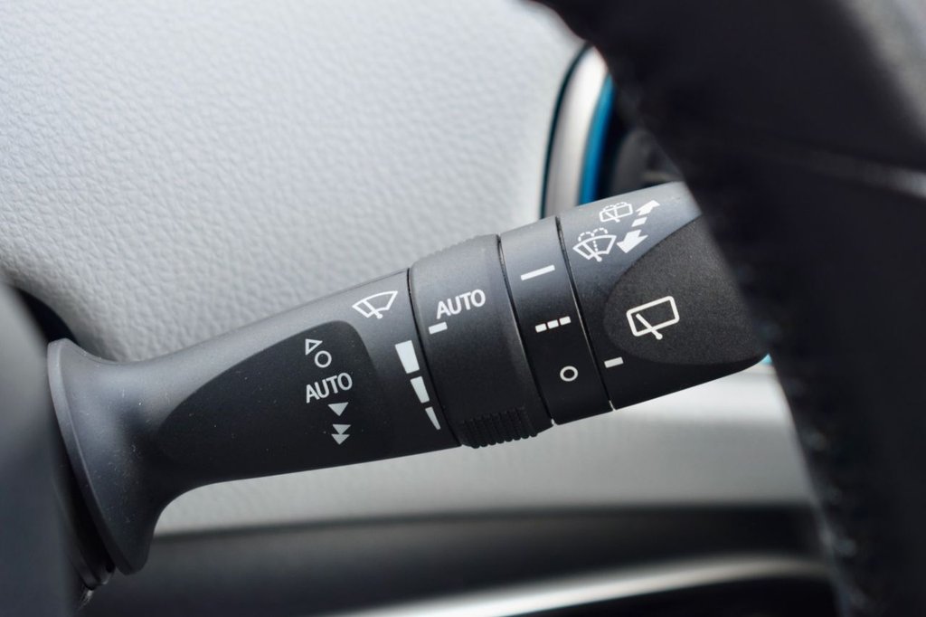 2016 Toyota Prius thumbnail 34
