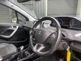 2017 Peugeot 2008 thumbnail 14