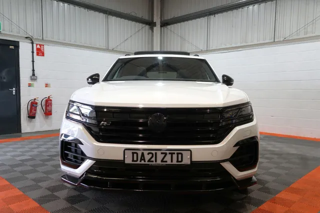 2021 Volkswagen Touareg — photo 2