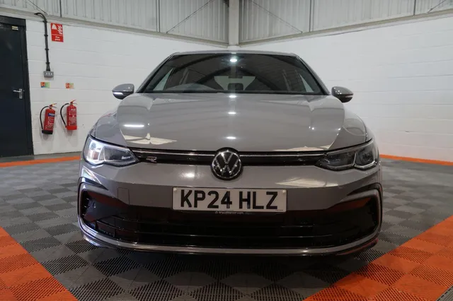 2024 Volkswagen Golf — photo 2