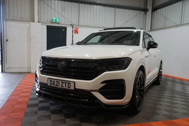 2021 Volkswagen Touareg — photo 3