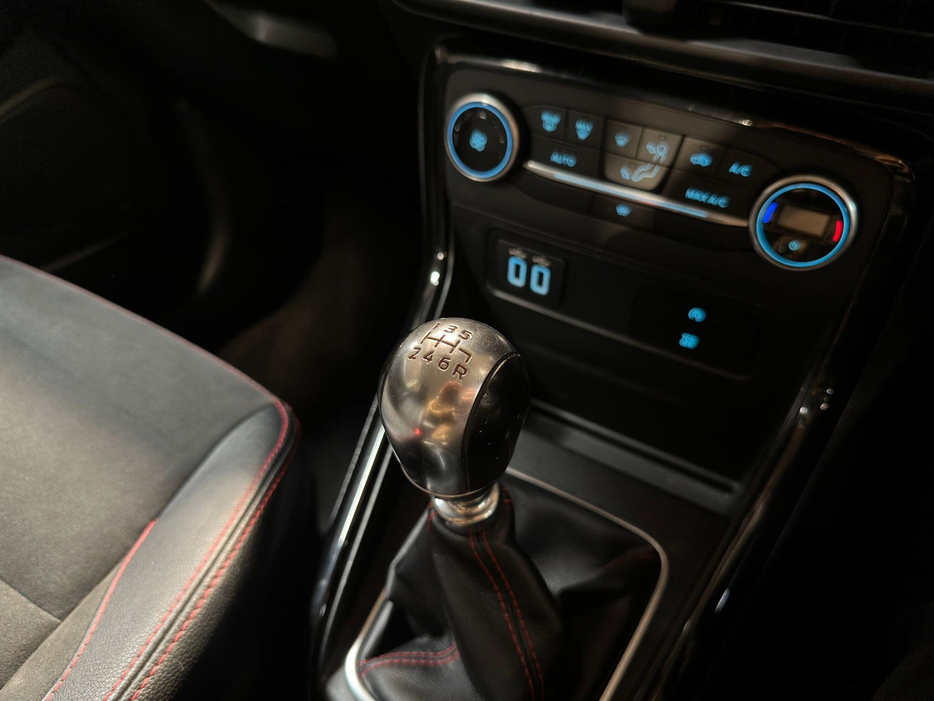 2018 Ford EcoSport thumbnail 32