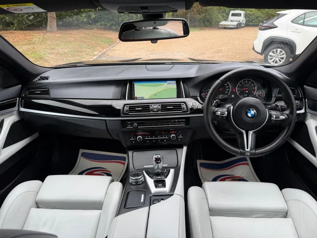 2016 BMW M5 — photo 2