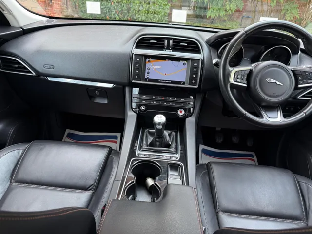 2017 Jaguar F-Pace — photo 3