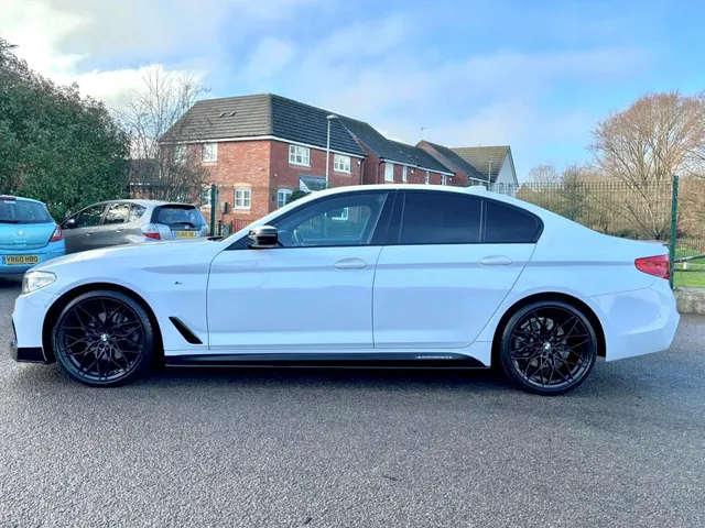 2019 BMW 5 Series — photo 2
