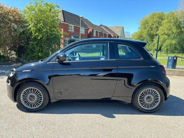 2022 Fiat 500e — photo 2