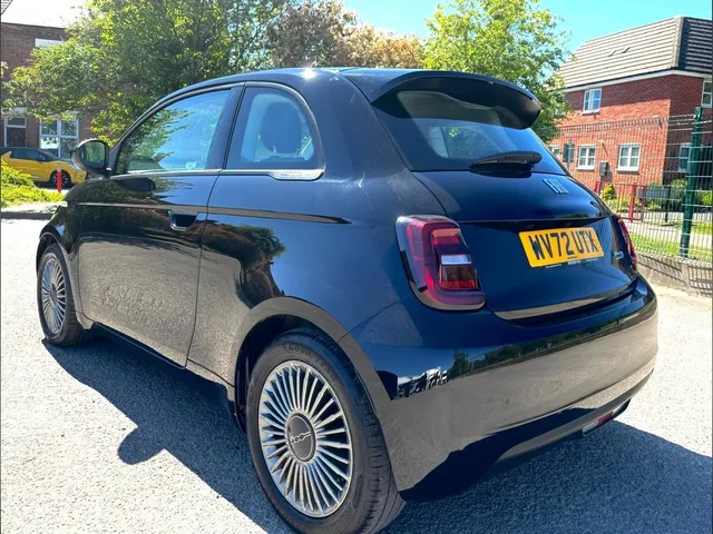 2022 Fiat 500e — photo 3