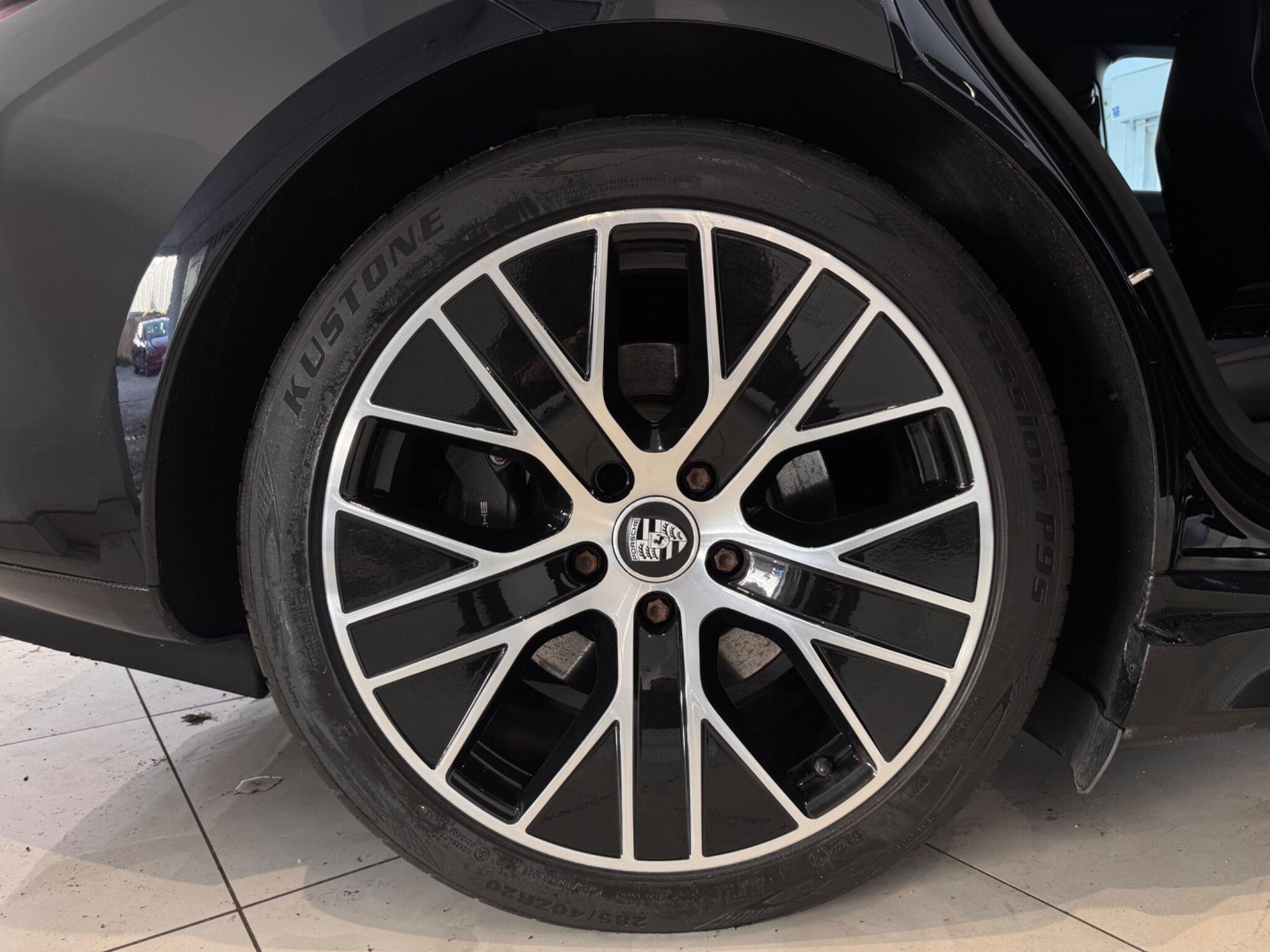 2022 Porsche Taycan thumbnail 31