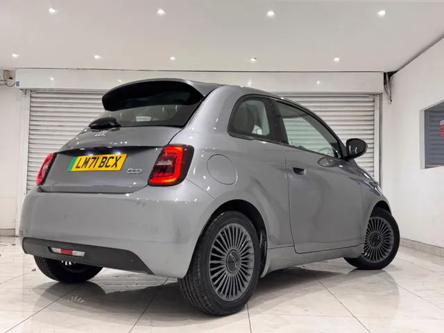 2022 Fiat 500e — photo 2