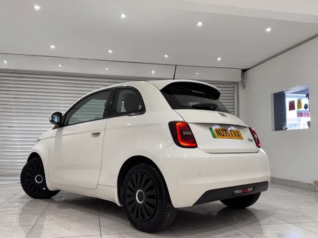 2021 Fiat 500e — photo 2