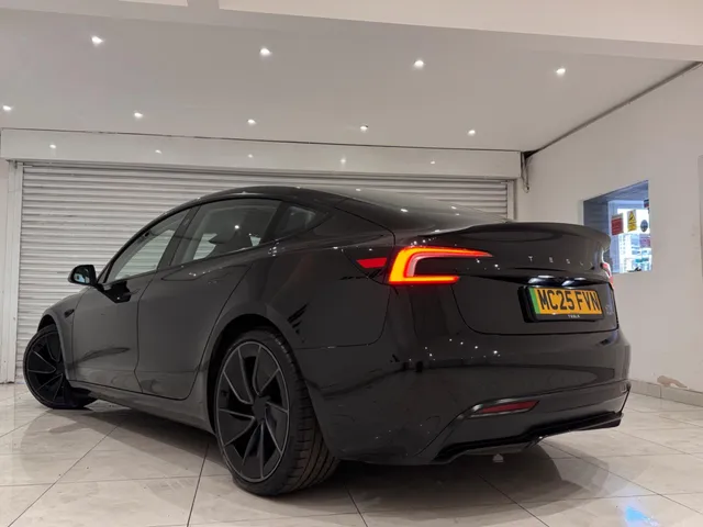 2025 Tesla Model 3 — photo 4