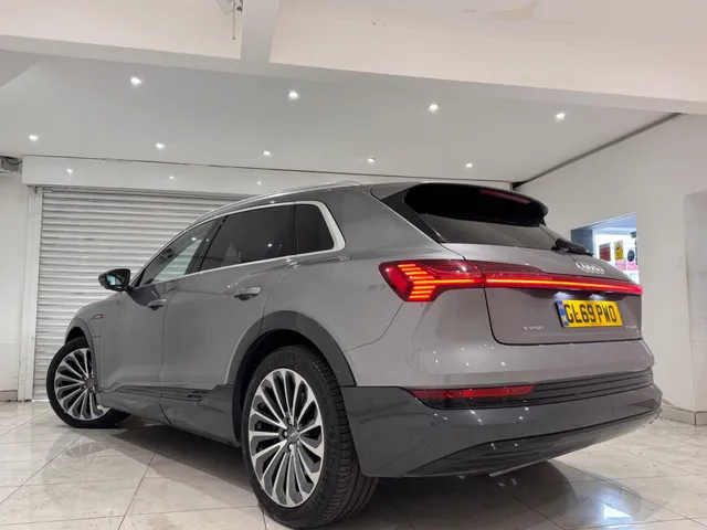 2020 Audi e-tron — photo 2
