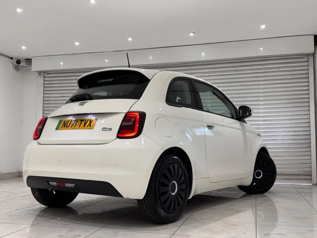 2021 Fiat 500e — photo 4