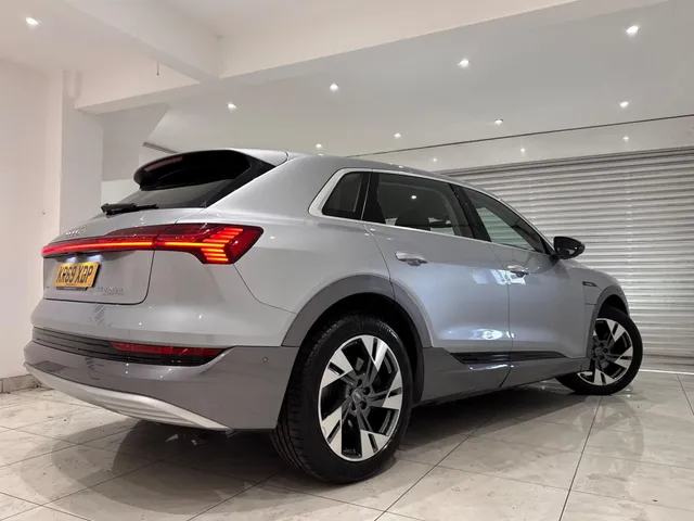 2019 Audi e-tron — photo 3