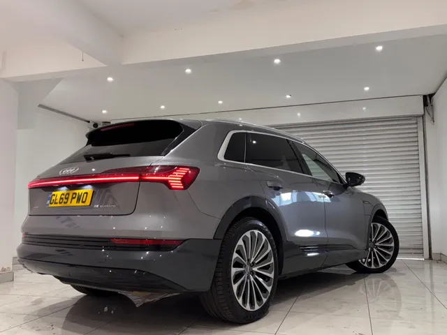 2020 Audi e-tron — photo 4